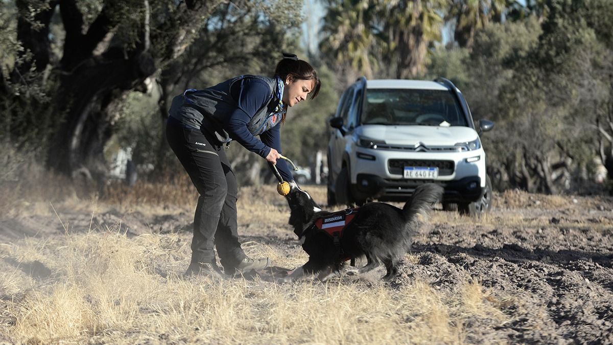 Ayelén Castro formó una ONG en la que entrenan a perros para búsqueda de personas