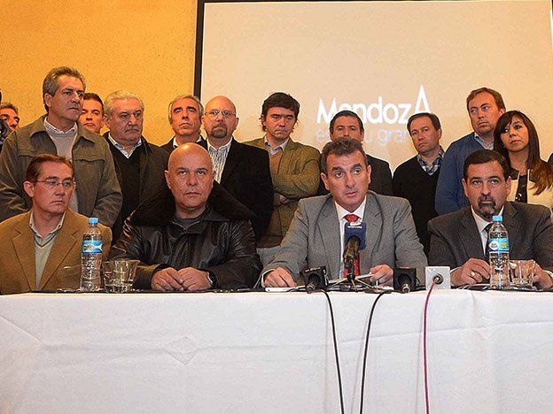 Deuda: Pérez le reclamó a la UCR que formalice la propuesta que Cornejo acercó por televisión, para negociar