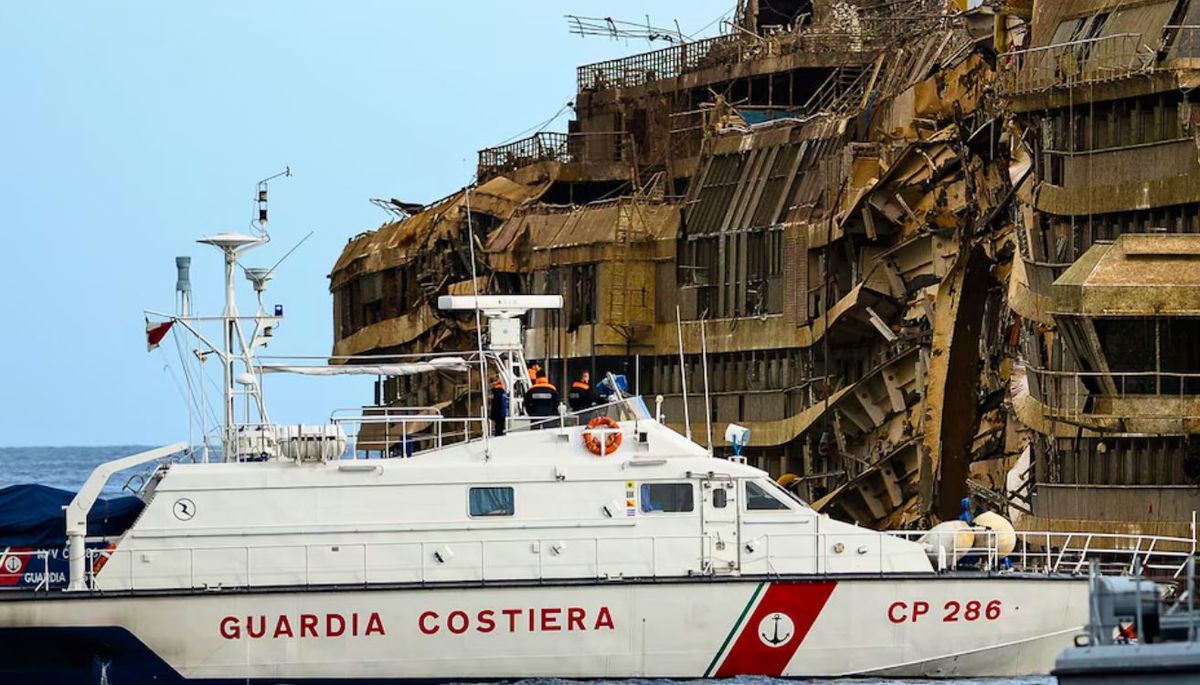 Tiempo después del naufragio, el crucero fue sacado del agua y llevado hasta Génova en una costosa operación. Luego, fue desguazado. Tiempo después del naufragio, el crucero fue sacado del agua y llevado hasta Génova en una costosa operación. Luego, fue desguazado.
