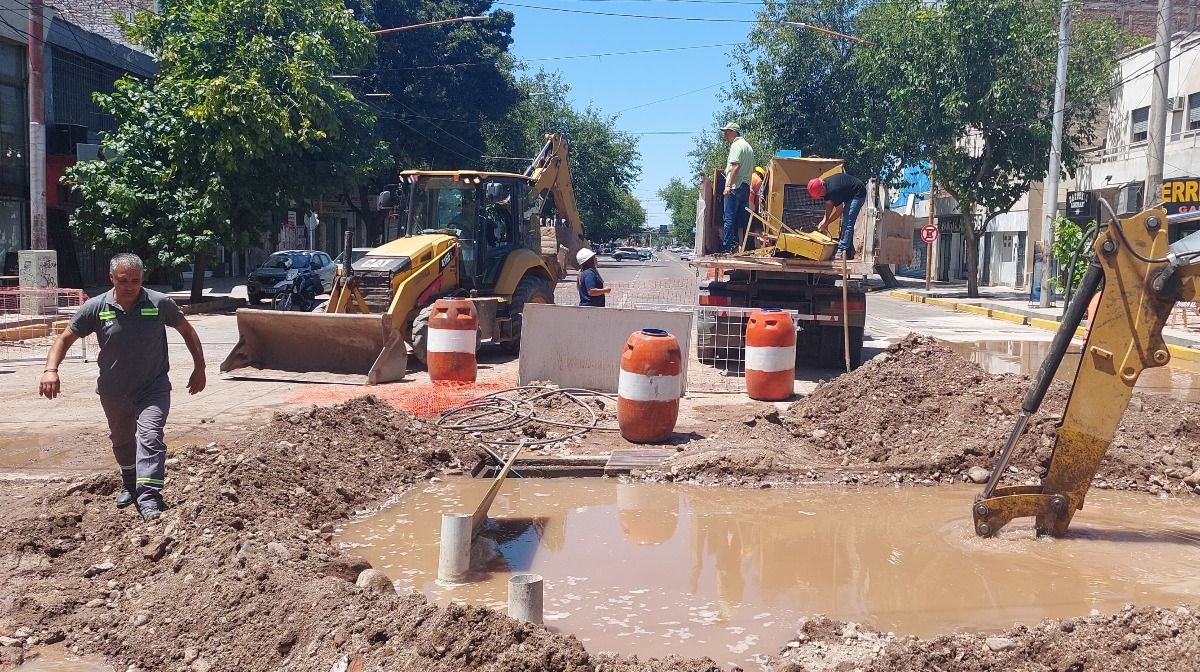 Los trabajos de Aguas Mendocinas en calle San Juan durarán todo el día y provocará corte de agua potable en la zona durante 12 horas.