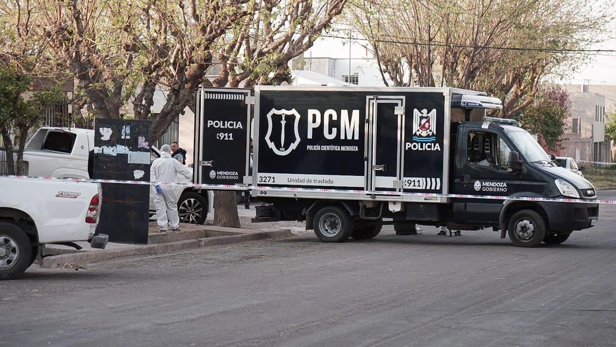 Policía Científica trabaja en el lugar. El fiscal Carlos Torres llegó al conocerse la noticia.