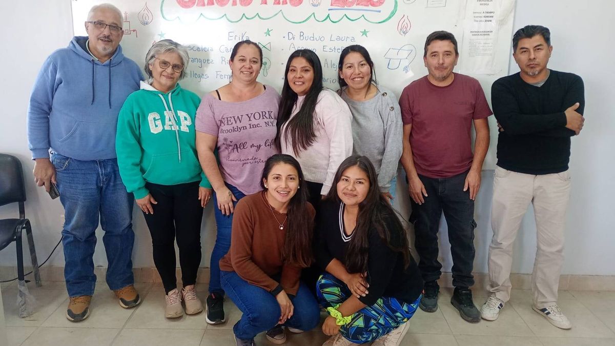 Egresados gasistas. Erika, abajo, junto a sus compañeros, ahora colegas. Egresados gasistas. Erika, abajo, junto a sus compañeros, ahora colegas.