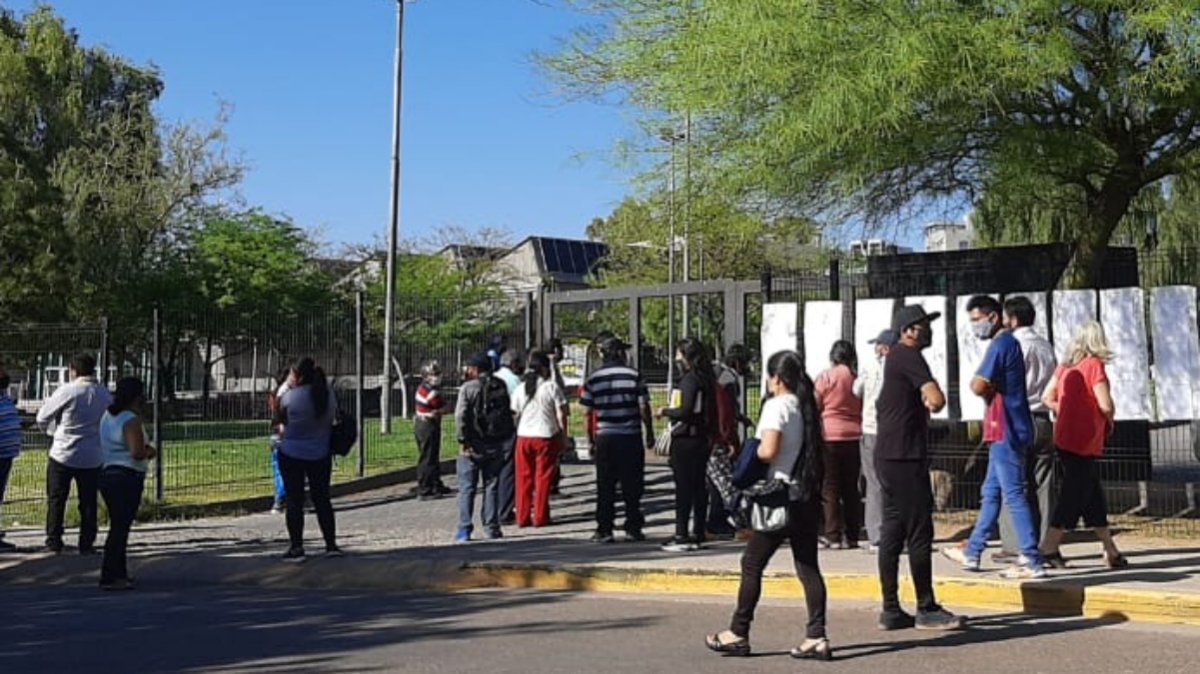 En la mesa electoral ubicada en la Nave Cultural de la Cuarta Sección de la capital de Mendoza ya se vota este domingo con total tranquilidad para las elecciones generales de Bolivia (Foto: Gentileza)