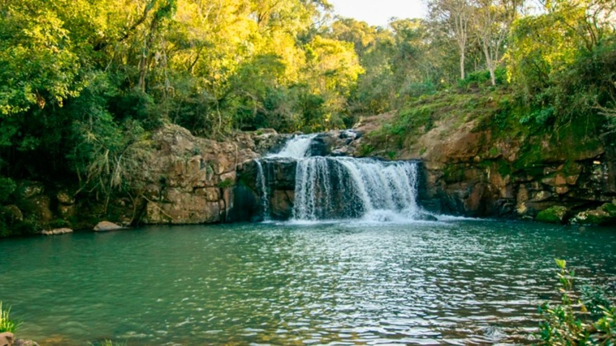 El pueblo es uno de los más turísticos del litoral argentino. El pueblo es uno de los más turísticos del litoral argentino.