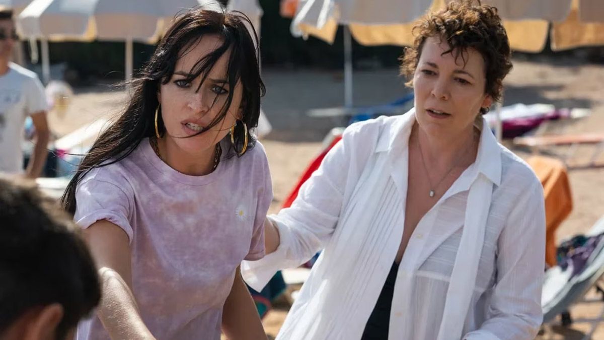El trama está presente de principio a fin en la película La hija oscura, de Netflix.
