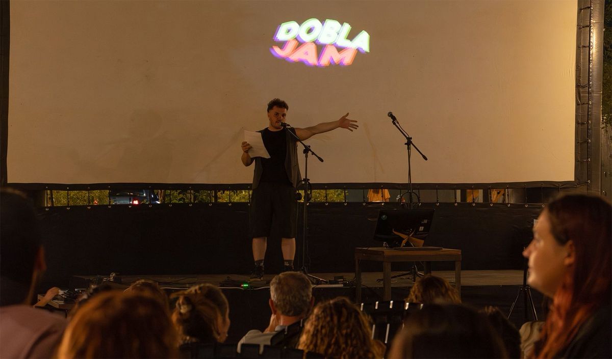 Casciani viaja con su proyecto, asistiendo a cada función para explicar de qué se trata su karaoke de película. Casciani viaja con su proyecto, asistiendo a cada función para explicar de qué se trata su karaoke de película.