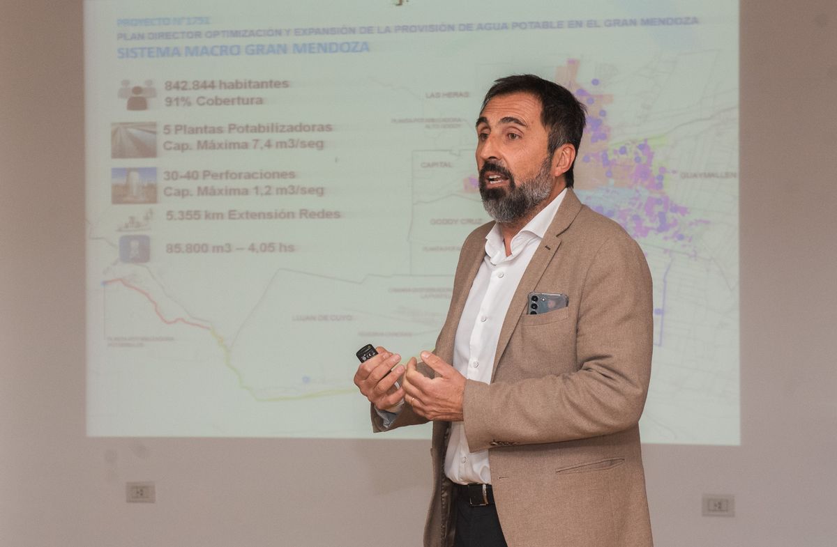 Alejandro Gallego es al actual titular de Aysam, pero además fue subsecretario de Hacienda en la crisis del 2001 durante la gestión de Roberto Iglesias. Luego fue ministro de Hacienda en el gobierno de Julio Cobos. Alejandro Gallego es al actual titular de Aysam, pero además fue subsecretario de Hacienda en la crisis del 2001 durante la gestión de Roberto Iglesias. Luego fue ministro de Hacienda en el gobierno de Julio Cobos.