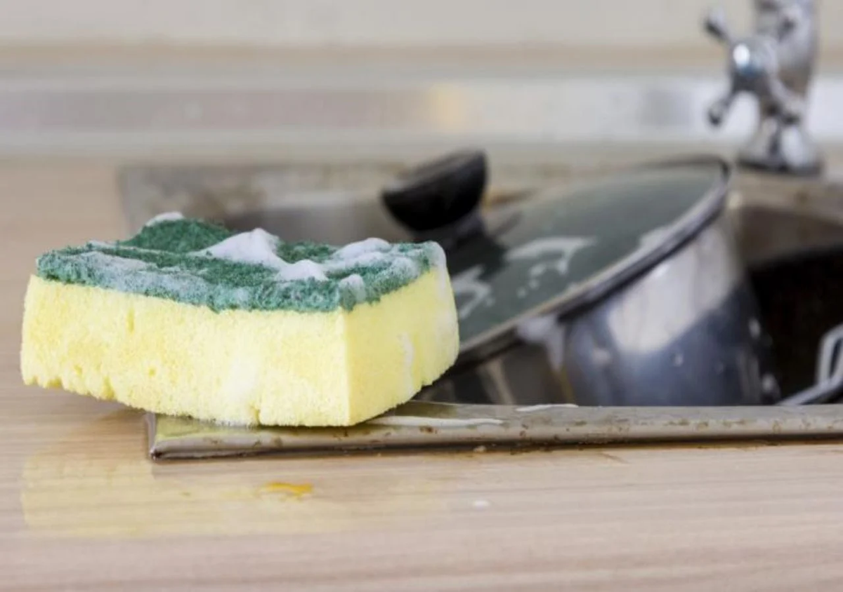 Adiós a las esponjas de cocina: la tendencia ecológica que limpia mejor ollas y sartenes Adiós a las esponjas de cocina: la tendencia ecológica que limpia mejor ollas y sartenes