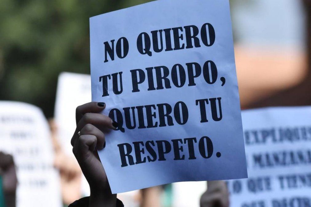 Capacitarán a obreros para que no acosen a mujeres en la calle