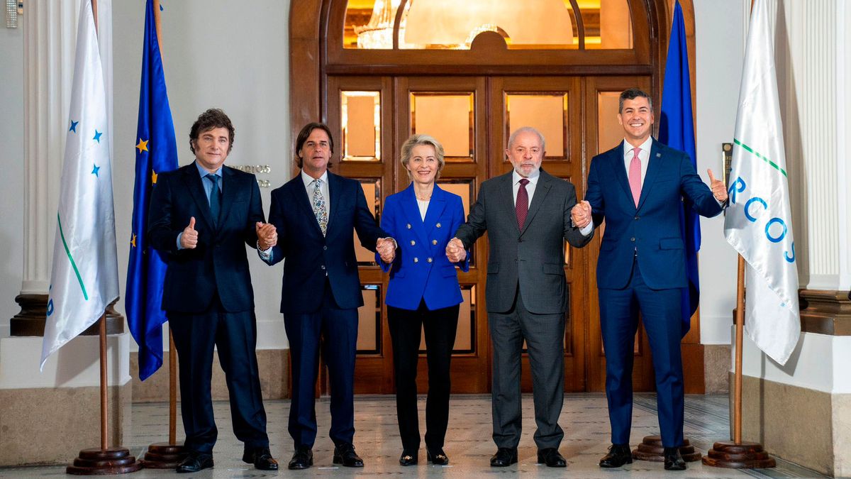 Los presidentes Javier Milei (Argentina), Luis Lacalle Pou (Uruguay), Lula Da Silva (Brasil) y Santiago Peña (Paraguay), junto a la presidenta de la Comisión Europea Ursula von der Leyen,