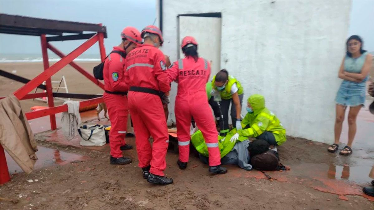 A un hombre de 31 años se le clavó una sombrilla en la pierna producto del temporal que azotó a Mar del Plata el pasado viernes.