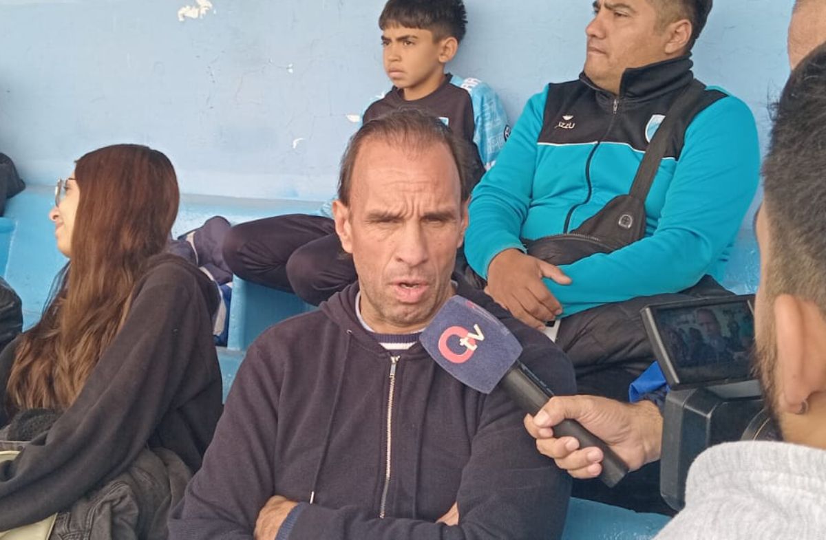 El Mono Navarro Montoya atendió amablemente a los medios en cancha de Gutiérrez (UNO/Cristian Lozano) El Mono Navarro Montoya atendió amablemente a los medios en cancha de Gutiérrez (UNO/Cristian Lozano)