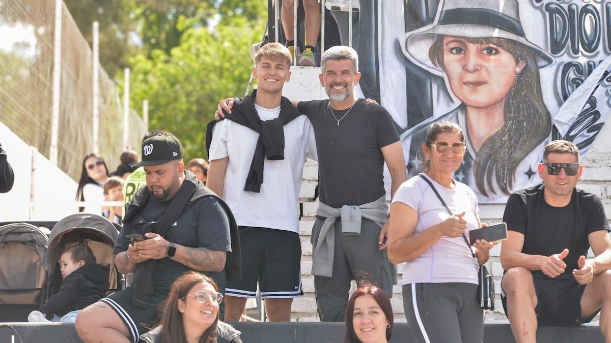 Ulpiano Suarez y Lautaro en el estadio Víctor Legrotaglie, cuando Gimnasia y Esgrima le ganó 1 a 0 a Defensores de Belgrano en la fuecha 34ª (última) y logró meterse en la gran final de la Primera Nacional.