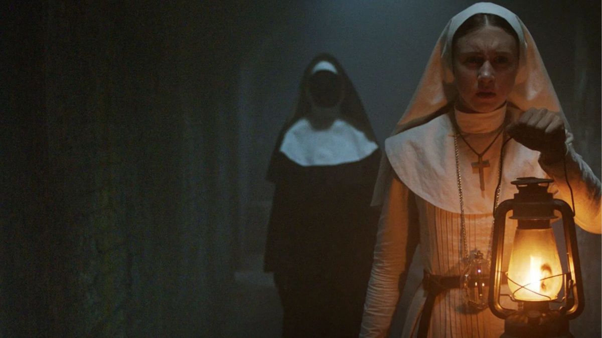 Taissa Farmiga es la protagonista de la película La monja e interpreta a la hermana Irene. Taissa Farmiga es la protagonista de la película La monja e interpreta a la hermana Irene.