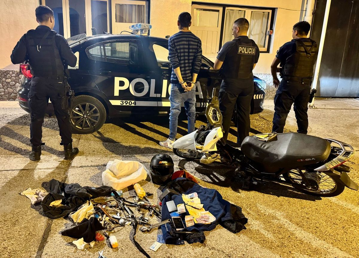 Un joven de 26 años fue detenido luego de una persecución policial en Maipú. Un joven de 26 años fue detenido luego de una persecución policial en Maipú.