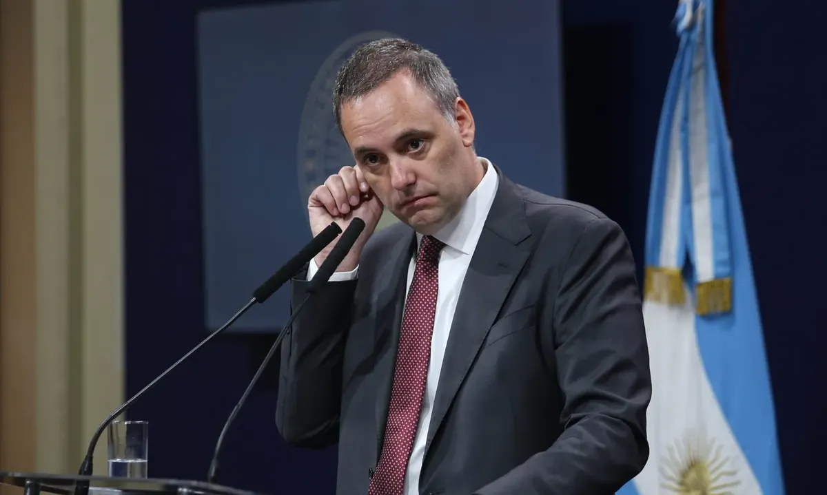 U$SLas dos policías acreedoras declararon que Adorni les debe USD 70 mil más intereses.