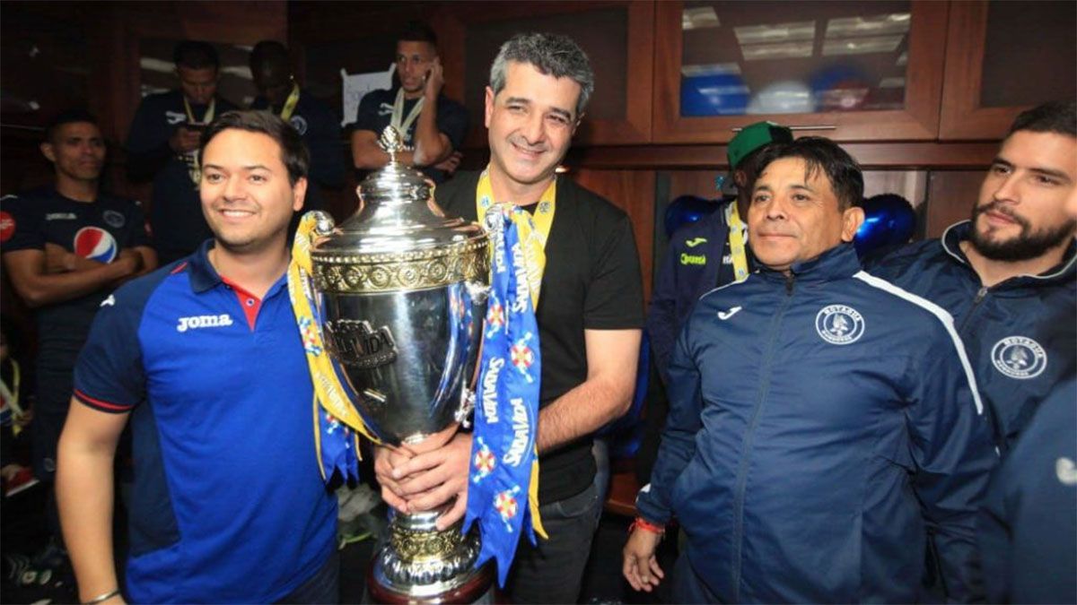 Diego Vázquez festejaba uno de los títulos en Honduras,