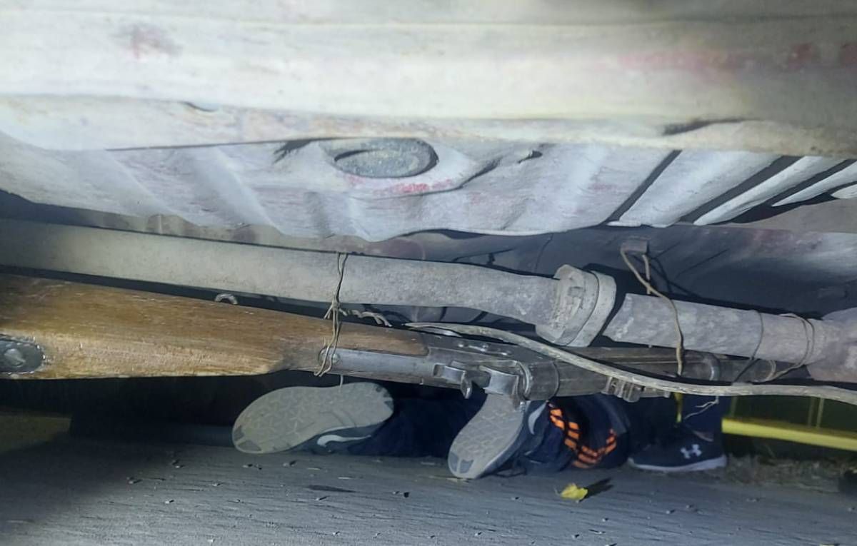 La escopeta estaba debajo del vehículo en el que se movilizaban los delincuentes. Quedaron detenidos en Maipú. La escopeta estaba debajo del vehículo en el que se movilizaban los delincuentes. Quedaron detenidos en Maipú.