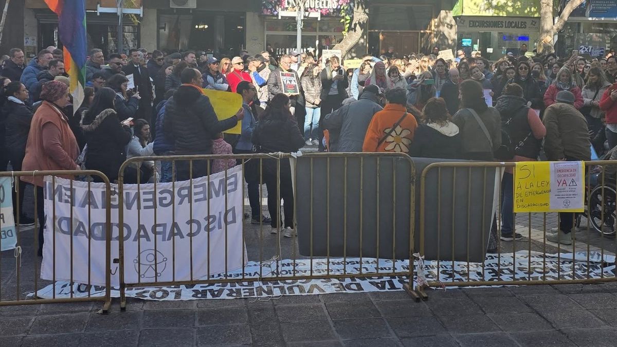 Mucha gente acompañó a los discapacitados de Mendoza en el reclamo frente a la Legislatura.