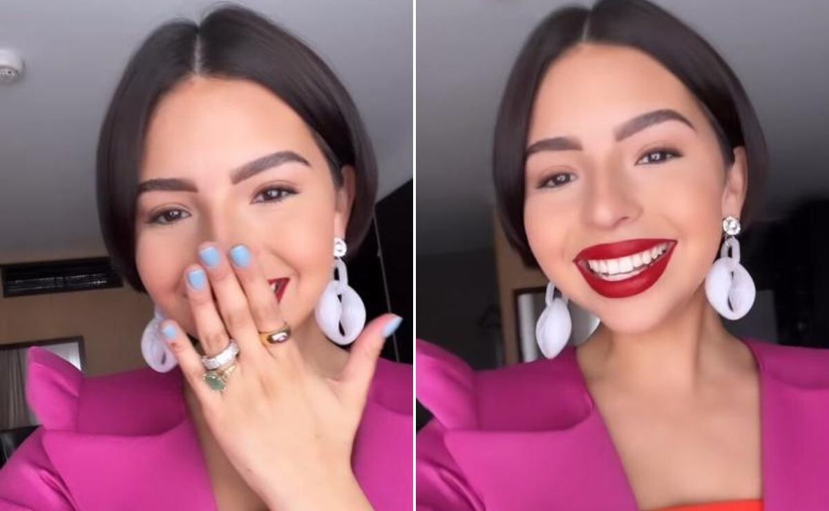 Ángela Aguilar luciendo uñas celestes. Ángela Aguilar luciendo uñas celestes.