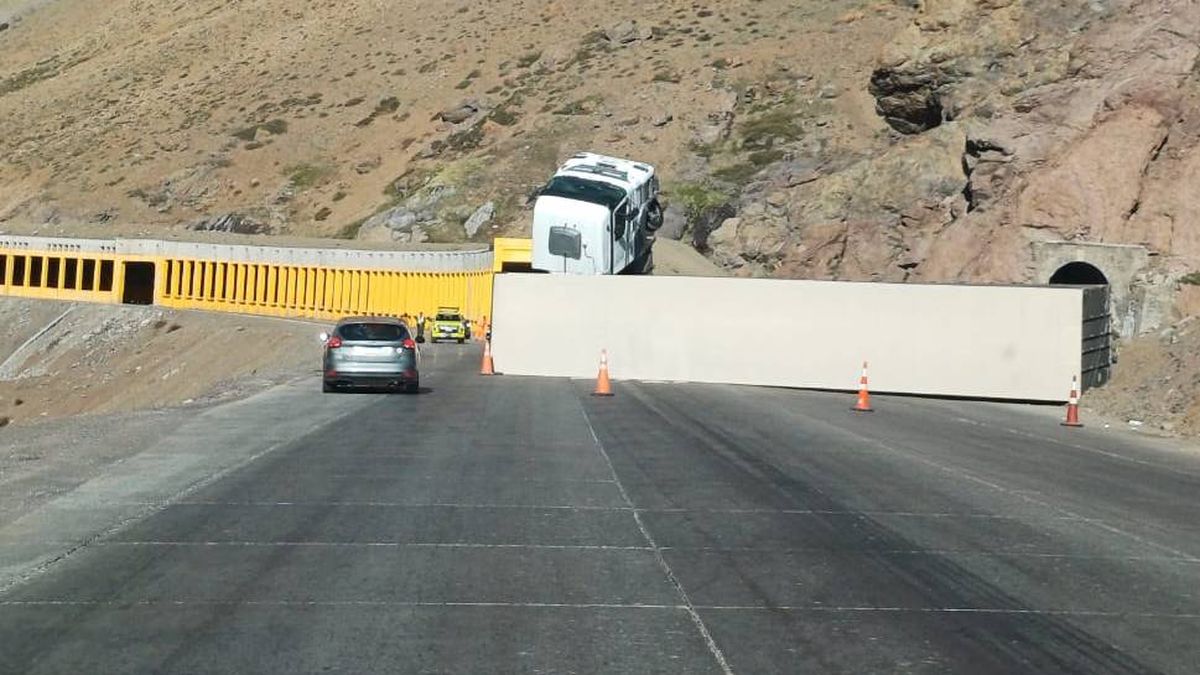 El camionero que se accidentó pudo salir sin problemas de la cabina. El camionero que se accidentó pudo salir sin problemas de la cabina.