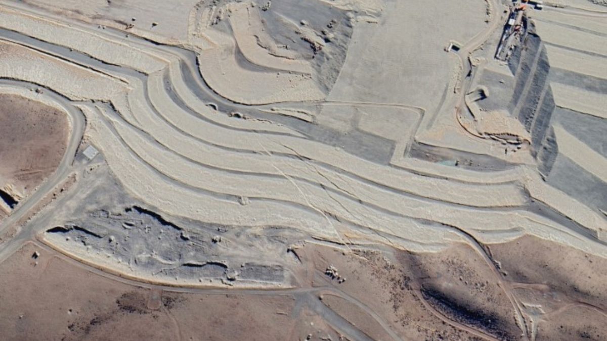 Las grietas en las paredes de la represa Néstor Kirchner, descubiertas en 2018, eran visibles desde satélites y provocaron la pausa de las obras. Ahora se estima que las dos represas estarán terminadas en 2028 (Imagen: Google Earth / Maxar Technologies) Las grietas en las paredes de la represa Néstor Kirchner, descubiertas en 2018, eran visibles desde satélites y provocaron la pausa de las obras. Ahora se estima que las dos represas estarán terminadas en 2028 (Imagen: Google Earth / Maxar Technologies)