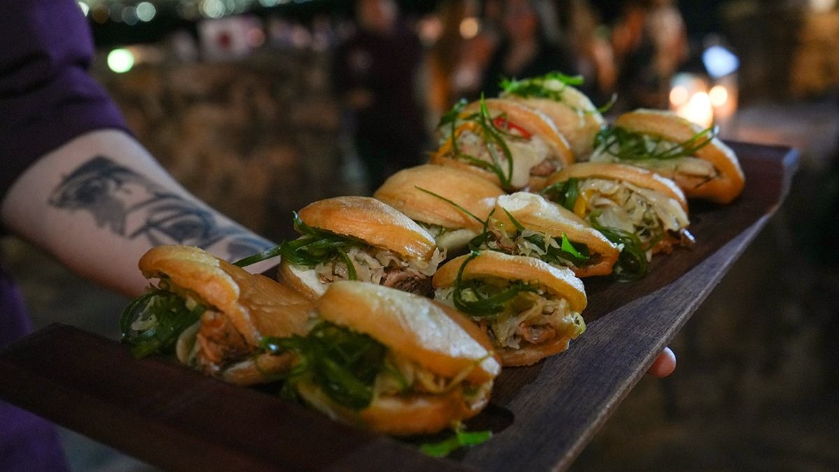 Sandwichs de carne elaborados con productos identitarios de Mendoza se ofrecían a los asistentes en Isidris. Sandwichs de carne elaborados con productos identitarios de Mendoza se ofrecían a los asistentes en Isidris.