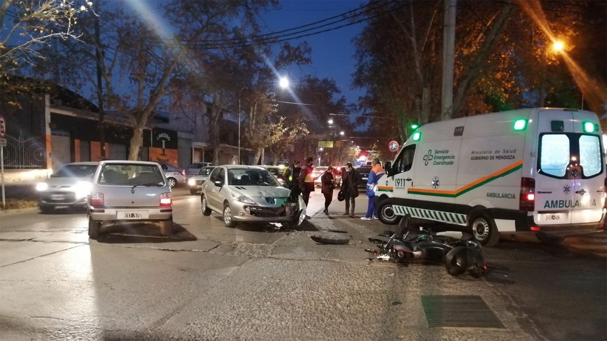 Un choque entre un auto y una moto provocó un gran caos vehicular