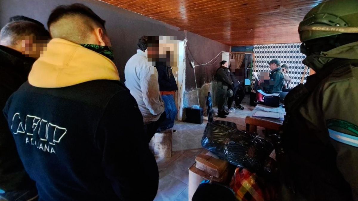 Personal de Gendarmería nacional en uno de los domicilios allanados en la Ciudad de Tunuyán. Personal de Gendarmería nacional en uno de los domicilios allanados en la Ciudad de Tunuyán.