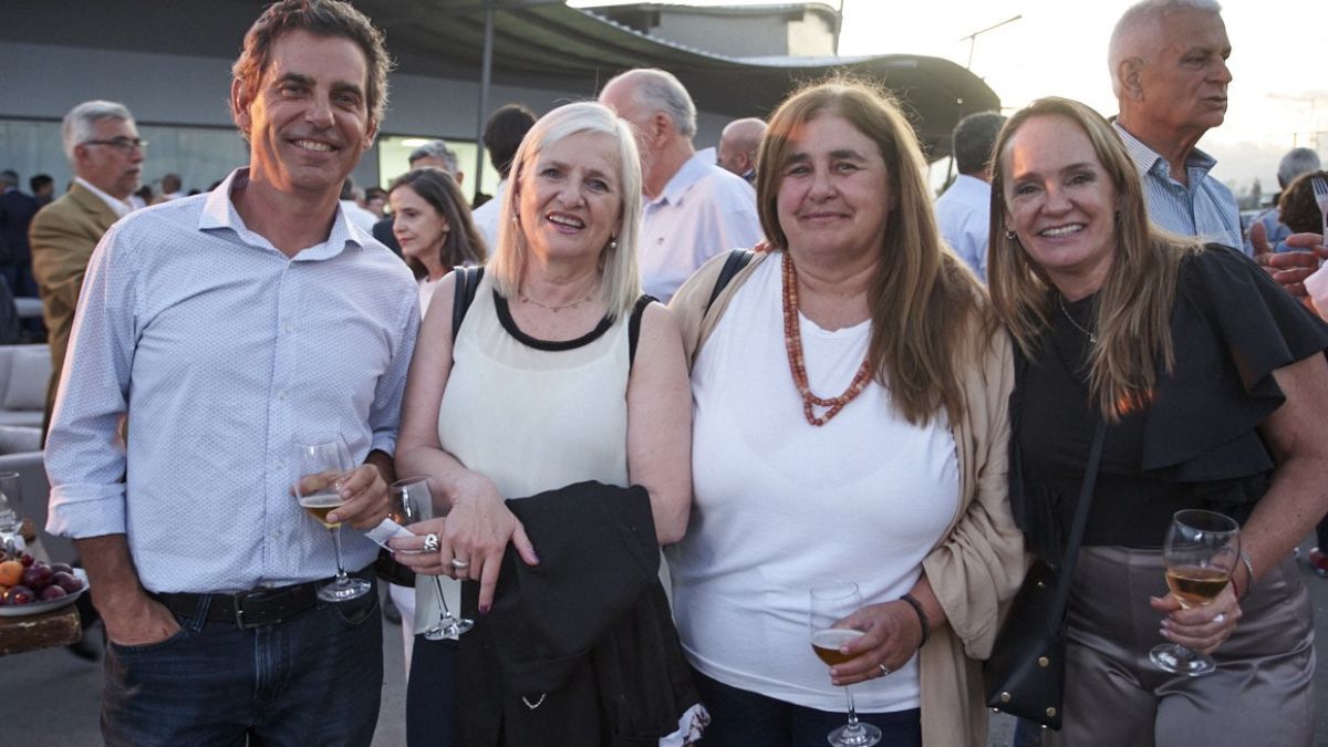 Mario Pagés (Presidente del Colegio arquitectos de Mendoza ) Diana Zirullink (Vicepresidenta del Colegio de arquitectos) Paula Cepparo (Secretario del Colegio de arquitectos) y Leticia Martinez (Colegio de arquitectos). Mario Pagés (Presidente del Colegio arquitectos de Mendoza ) Diana Zirullink (Vicepresidenta del Colegio de arquitectos) Paula Cepparo (Secretario del Colegio de arquitectos) y Leticia Martinez (Colegio de arquitectos).