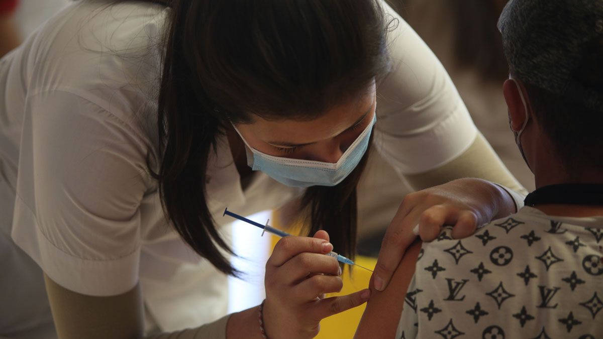 Segunda dosis: el Gobierno aclaró cuándo y cómo se debe colocar cada una