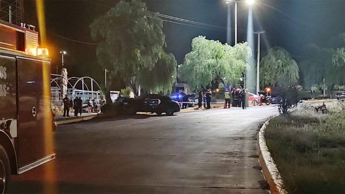 Así quedó el Mercedes luego de impactar a los jóvenes.