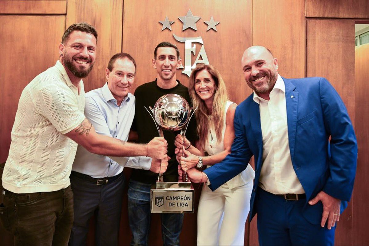 Ariel Holan junto a &Aacute;ngel Di Mar&iacute;a y otras personalidades de Rosario Central recibiendo el trofeo en AFA.
