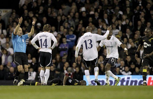 El inglés Muamba está estable tras desplomarse en el Tottenham-Bolton