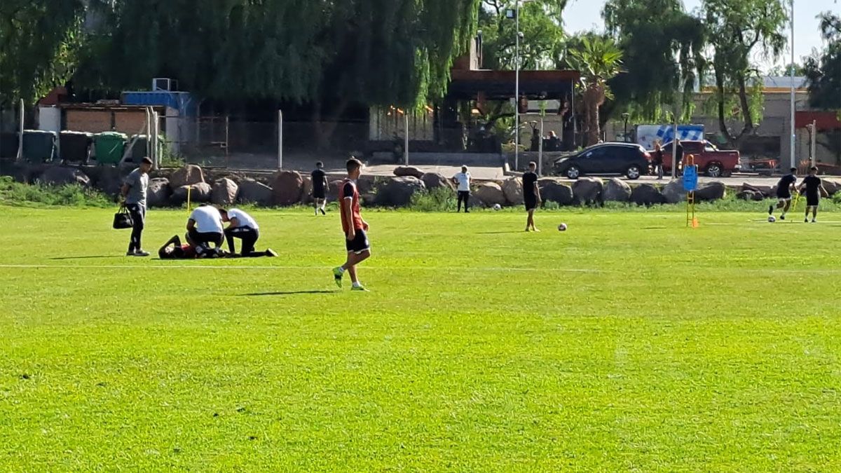 Jonás Aguirre, volante por izquierda, se lesionó este jueves en la práctica de Independiente Rivadavia. (Foto: Diario UNO).