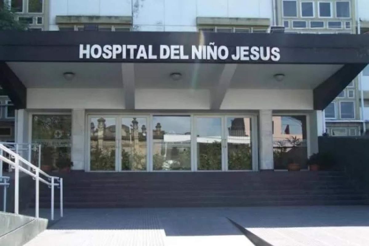 Furia. Una mujer quem&oacute; el &aacute;rbol de Navidad de un hospital porque no atend&iacute;an al hijo.