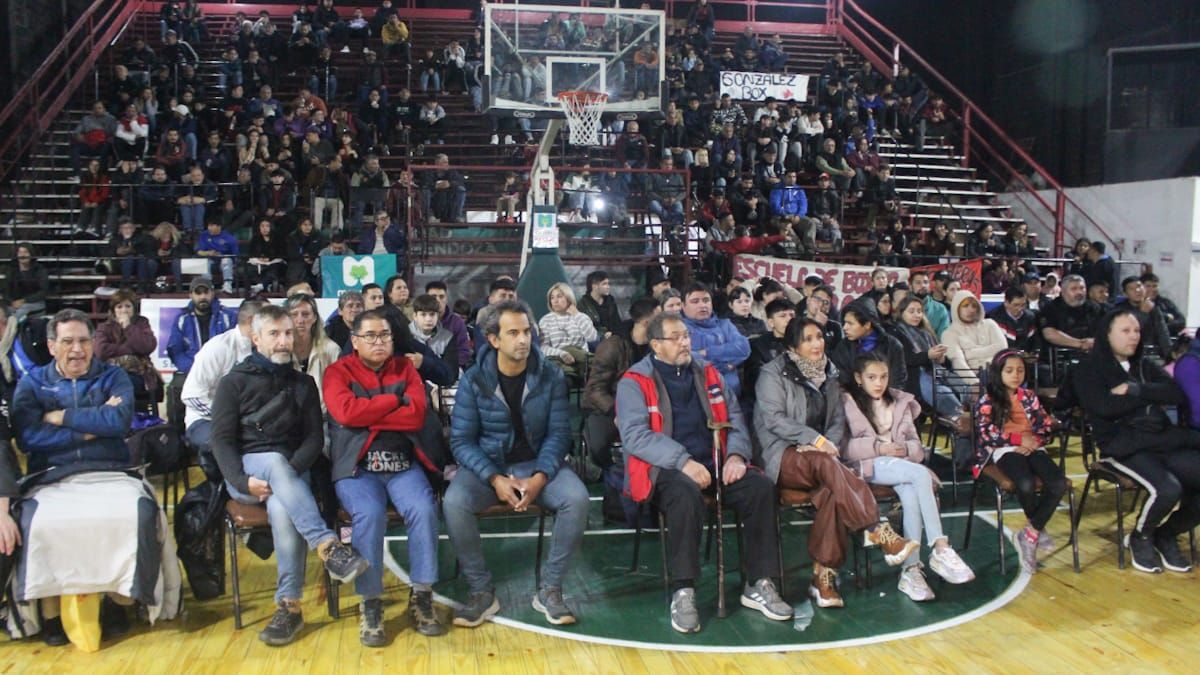 Para la gente del boxeo no hay frío que lo detenga. Casi un millar de aficionados asistieron al estadio de la Federación Mendocina de Box a disfrutar de la 3ª fecha del Torneo Vendimia y las dos peleas profesionales programadas. Para la gente del boxeo no hay frío que lo detenga. Casi un millar de aficionados asistieron al estadio de la Federación Mendocina de Box a disfrutar de la 3ª fecha del Torneo Vendimia y las dos peleas profesionales programadas.