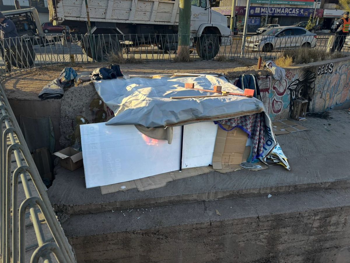 Una de las casuchas que se habían apostado a la orilla del Cacique Guaymallén. Una de las casuchas que se habían apostado a la orilla del Cacique Guaymallén.