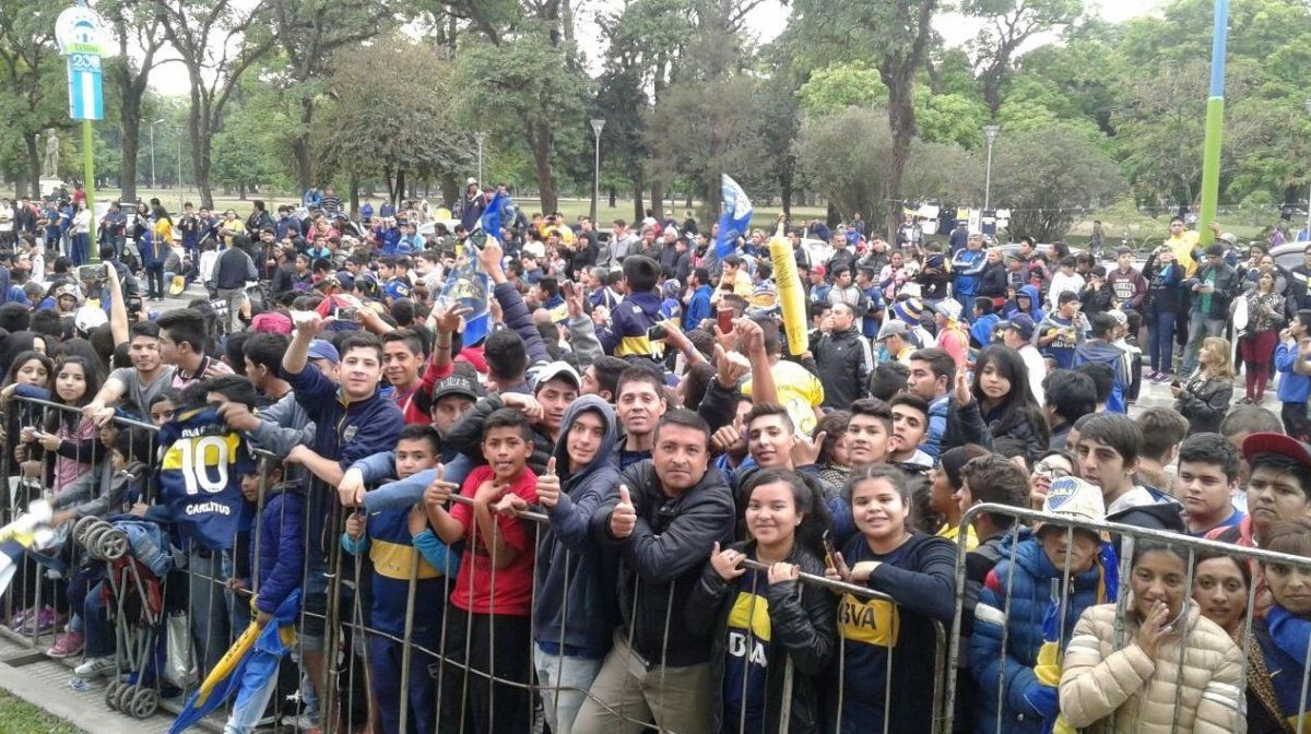 Fue tanta, tanta, tanta gente a recibir a Boca que se desbordó la situación