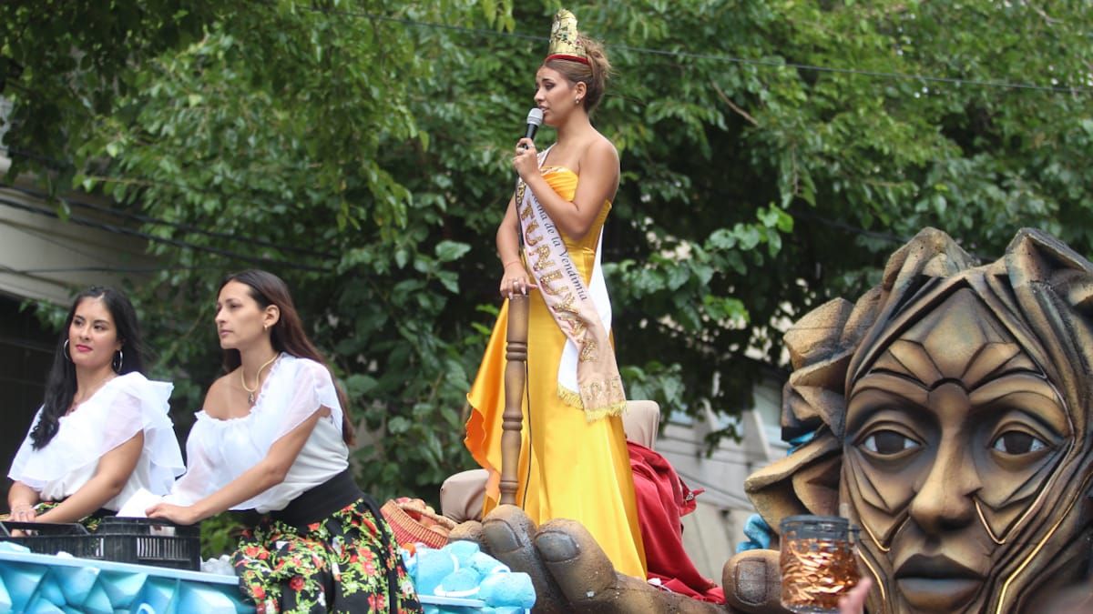 Tunuyán se lució con sus reina, Noelía Giménez y con un carro imponente.