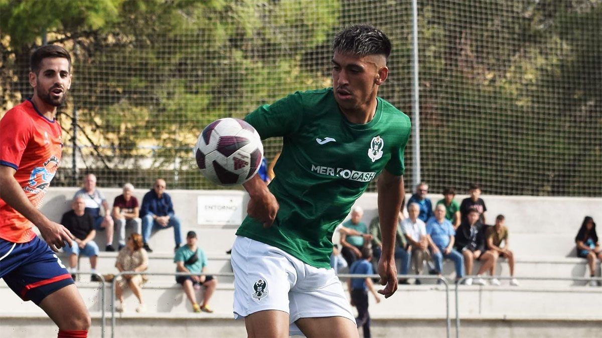 Enzo Secades juega en el Toledo de España.