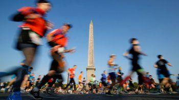 Coronavirus: un francés en cuarentena corrió una maratón en el balcón