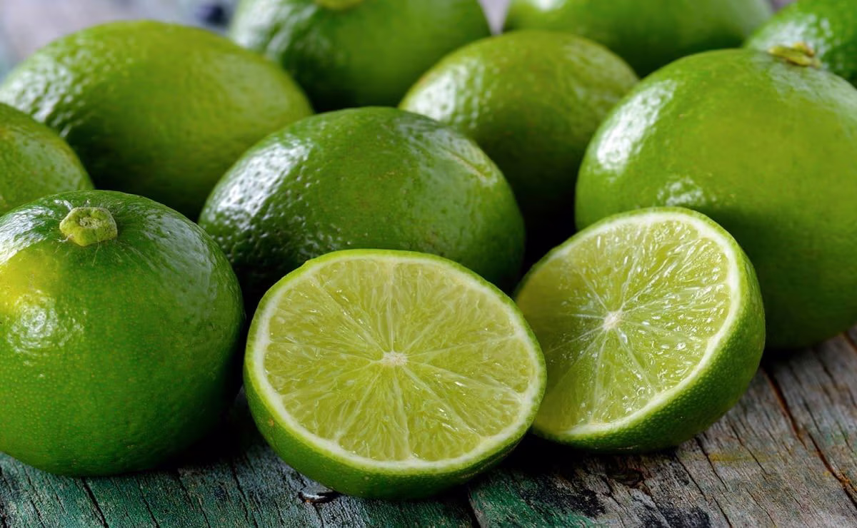 Los limones verdes también pueden dar mucho jugo. Los limones verdes también pueden dar mucho jugo.
