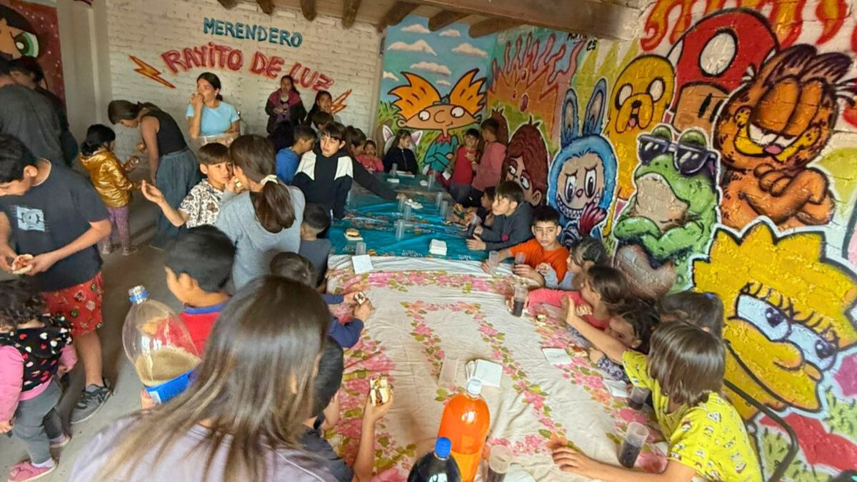 Un asentamiento humilde y muchos niños listos para acudir al merendero. Un asentamiento humilde y muchos niños listos para acudir al merendero.