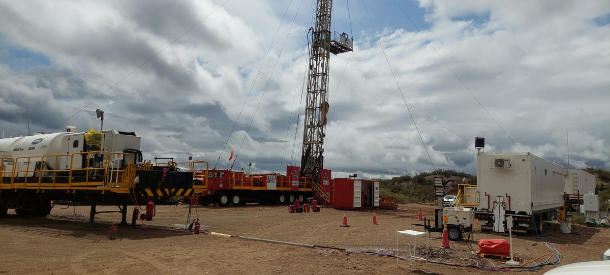 El equipo en plena faena: uno de los equipos de bombeo del yacimiento falló y hay que repararlo a contrarreloj, porque los costos son altos El equipo en plena faena: uno de los equipos de bombeo del yacimiento falló y hay que repararlo a contrarreloj, porque los costos son altos