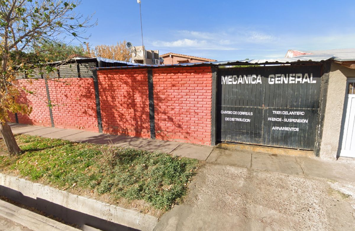 El mecánico de 40 años Alexis Ortega murió aplastado por el auto que estaba reparando en un taller de Luzuriaga, tras fallar el gato hidráulico.