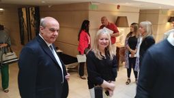 El director de Aclisa, José Sánchez Rivas, junto a la vicegobernadora electa, Hebe Casado, en la reunión de Confeclisa. Sostuvo la idea de la creación de un dólar salud para la compra de insumos. importados. Foto: Matías Pascualetti