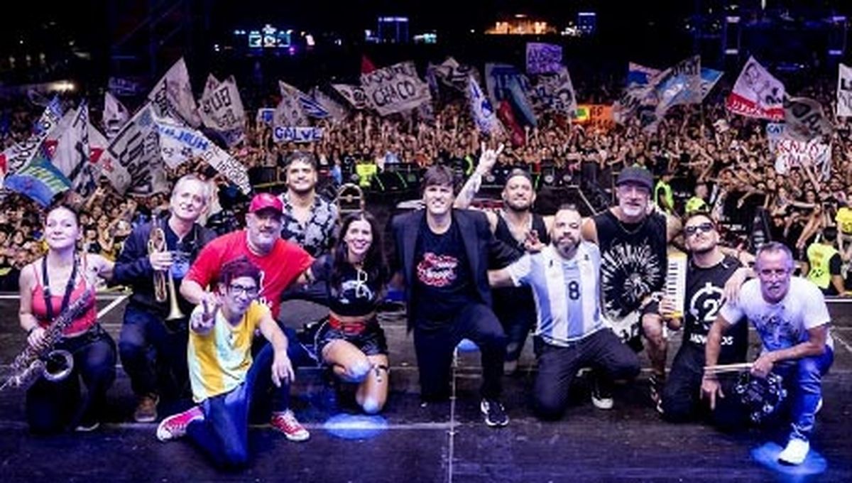 Los Piojos en Cosquín Rock 2025. Juan Emilio Cucchiarelli, el penúltimo de izquierda a derecha. Los Piojos en Cosquín Rock 2025. Juan Emilio Cucchiarelli, el penúltimo de izquierda a derecha.