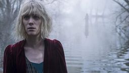 Mackenzie Davis protagonista de a película de terror Presencias del mal en Netflix