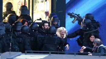 París: cuatro rehénes muertos en los operativos que abatieron a los terroristas de la masacre